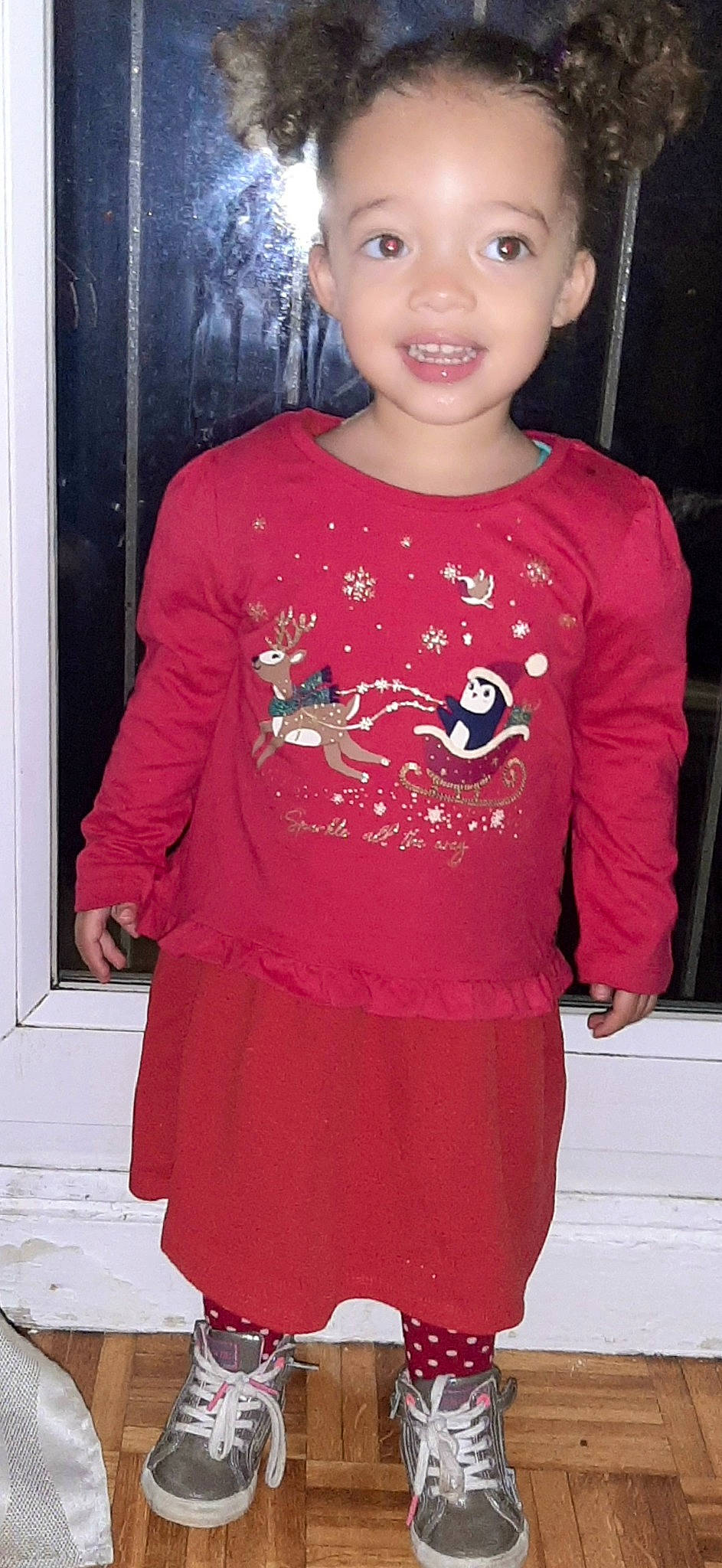 Lyhana participe au concours pour gagner de l'argent avec cette photo : baby_toddler_clothing, black, clothing, cool, embellishment, facial_expression, happy, joy, magenta, neck, pattern, person, pink, red, sleeve, smile, standing, t_shirt, toddler, trunk