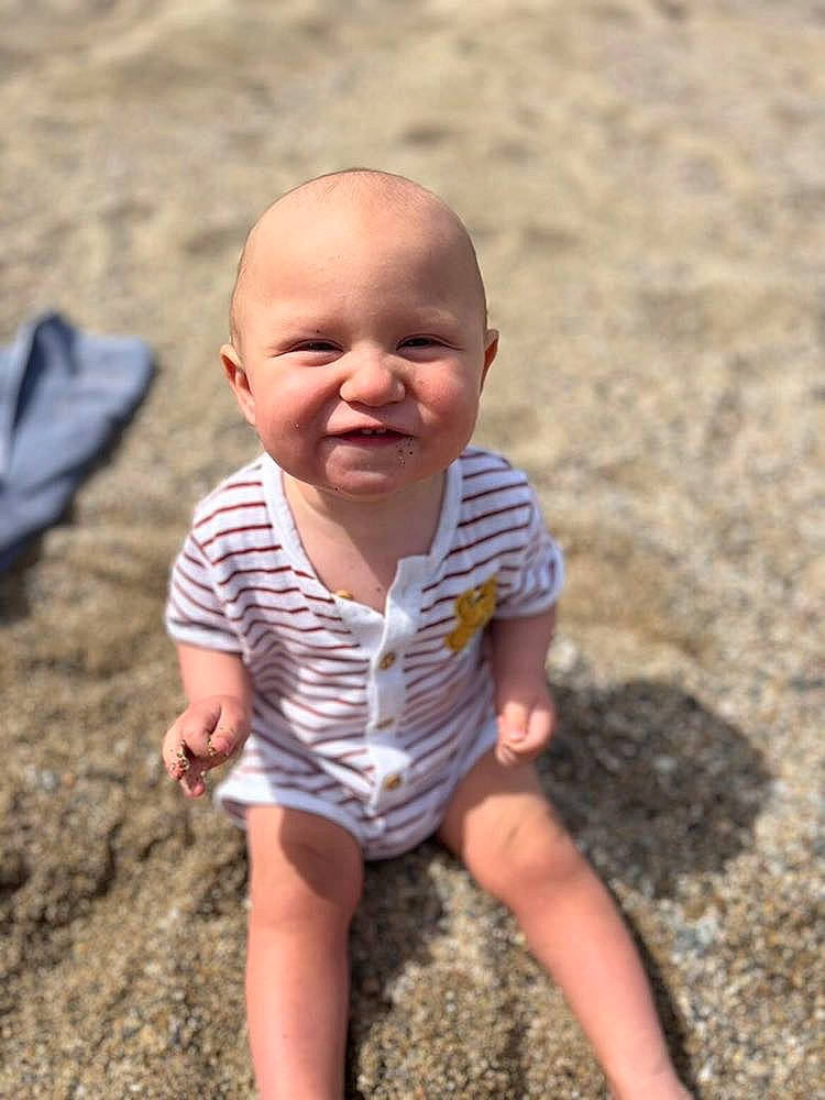 Djouliane a rejoint le concours — aidez-le/la à gagner de superbes lots ! baby, baby_toddler_clothing, child, chin, face, finger, fun, grass, happy, head, leisure, people_in_nature, person, sitting, skin, sleeve, smile, soil, t_shirt, thumb