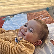 Mylan participe au concours pour gagner de l'argent avec cette photo : baby, blanket, casual, child, clothing, cozy, cute, face, happy, head, human, indoor, infant, portrait, quilt, relaxing, skin, smiling, sweater, young