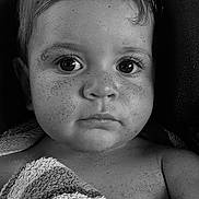 Mylan a rejoint le concours — aidez-le/la à gagner de superbes lots ! baby, black_and_white, child, closeup, expression, eyes, face, freckles, hair, head, indoors, innocence, monochrome, person, portrait, shoulders, skin, texture, towel, young