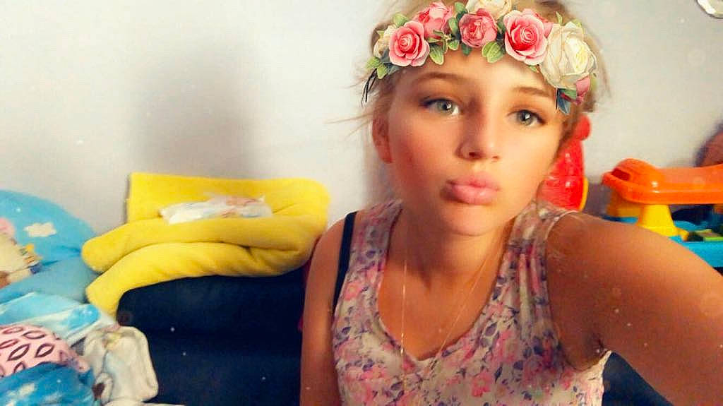 Ornella a rejoint le concours — aidez-le/la à gagner de superbes lots ! cheek, fashion_accessory, forehead, girl, hair_accessory, hair_coloring, hairstyle, head, headband, headgear, headpiece, headwear, human_hair_color, lip, long_hair, person, yellow