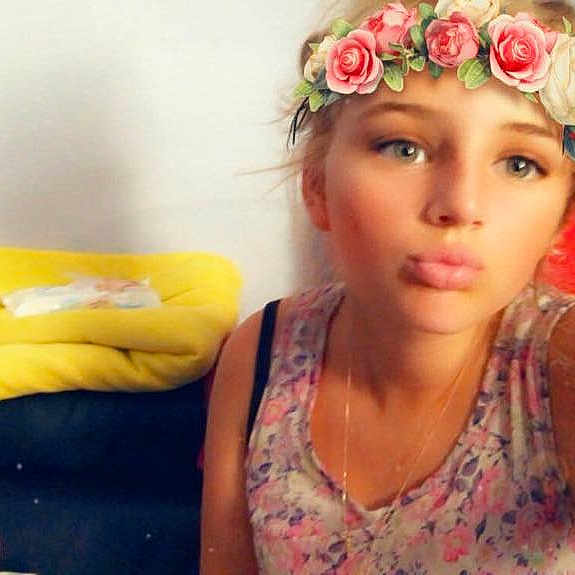 Ornella a rejoint le concours — aidez-le/la à gagner de superbes lots ! cheek, fashion_accessory, forehead, girl, hair_accessory, hair_coloring, hairstyle, head, headband, headgear, headpiece, headwear, human_hair_color, lip, long_hair, person, yellow