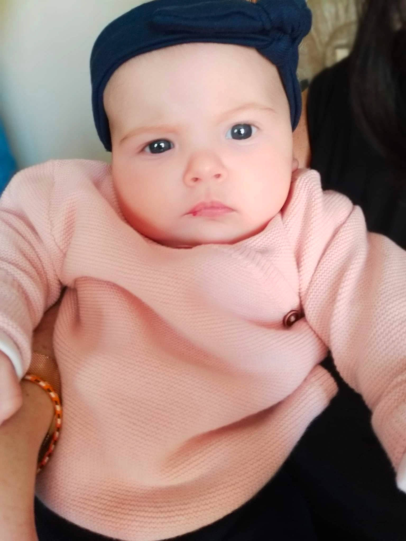 Mélynda participe au concours pour gagner de l'argent avec cette photo : baby, baby_toddler_clothing, cap, cheek, chest, child, collar, eye, eyebrow, eyelash, fashion_accessory, finger, flash_photography, headwear, lip, nail, nose, person, skin, sleeve