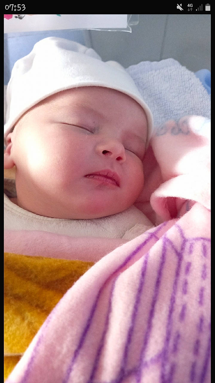 Mélynda a rejoint le concours — aidez-le/la à gagner de superbes lots ! baby, baby_products, baby_sleeping, baby_toddler_clothing, cap, cheek, child, comfort, eyebrow, eyelash, happy, hat, linens, lip, magenta, nose, person, pink, skin, thumb