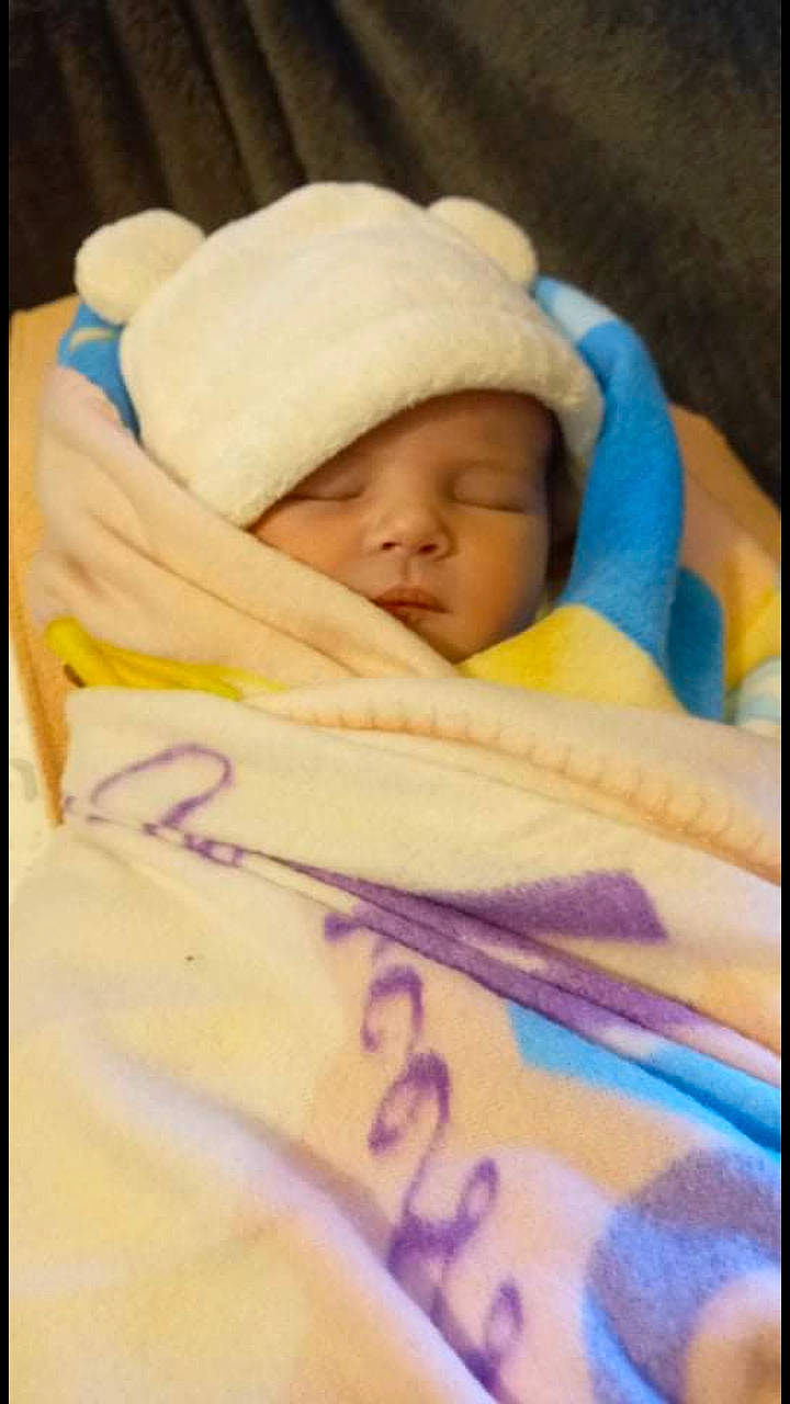 Mélynda participe au concours pour gagner de l'argent avec cette photo : baby, baby_products, baby_safety, baby_sleeping, baby_toddler_clothing, bedtime, blanket, cheek, child, comfort, electric_blue, eye, happy, headwear, linens, nap, person, room, sleep, textile