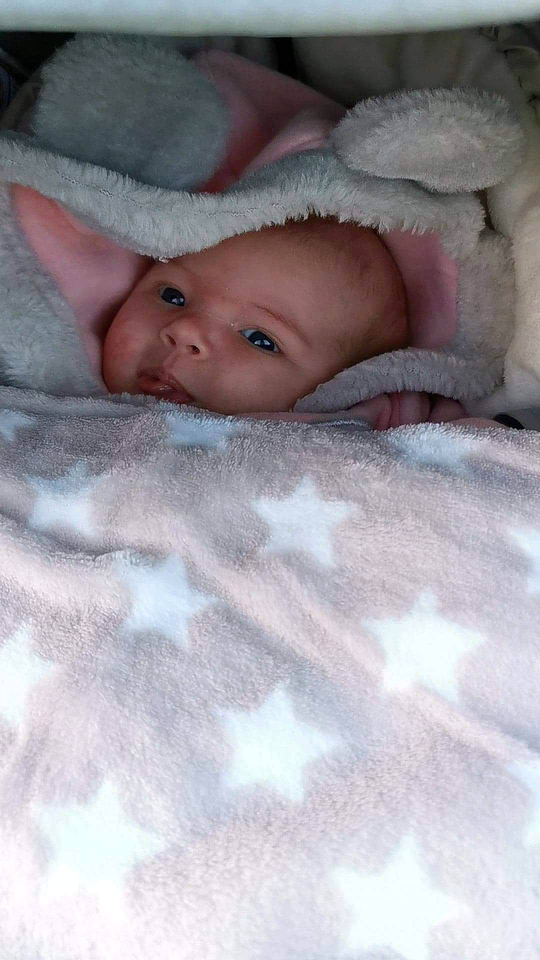 Mélynda participe au concours pour gagner de l'argent avec cette photo : baby, bedding, bedtime, blanket, cheek, child, comfort, eye, eyebrow, fur, linens, nap, nose, person, room, sand, sleep, toddler, wood