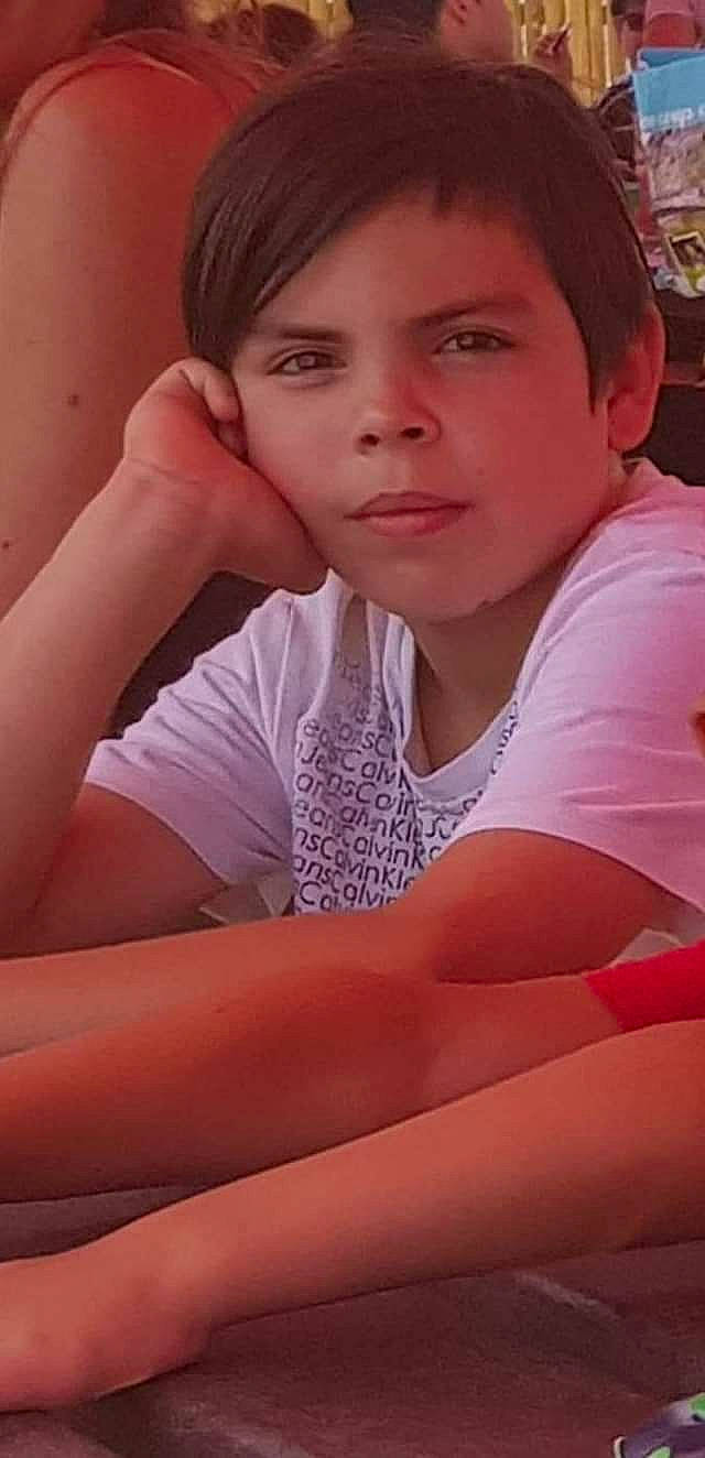 Nolann participe au concours pour gagner de l'argent avec cette photo : arm, chin, eye, eyebrow, eyelash, flash_photography, forehead, hair, hairstyle, hand, human_body, joint, lip, mouth, muscle, neck, nose, organ, person, shoulder