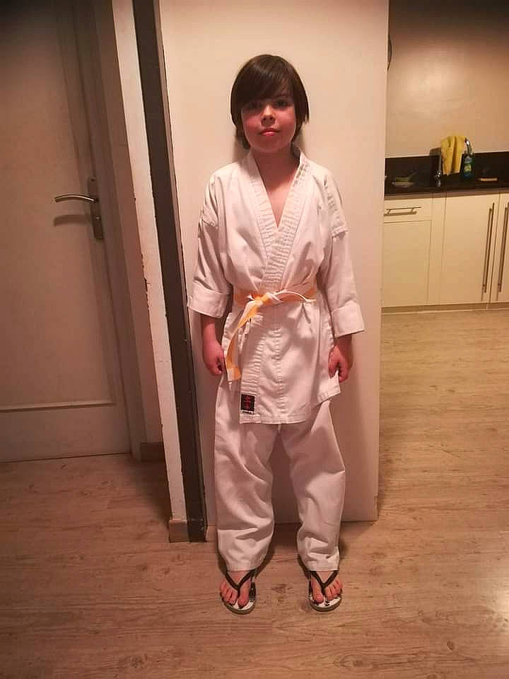 Nolann participe au concours pour gagner de l'argent avec cette photo : barefoot, costume, door, event, fashion_design, flooring, foot, formal_wear, fun, hardwood, human_leg, kimono, pajamas, peach, person, room, sleeve, street_fashion, uniform, waist