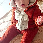 Raol a rejoint le concours — aidez-le/la à gagner de superbes lots ! baby, carpet, child, colorful, curious, cute, expression, face, floor, furniture, headwear, indoor, onesie, open_mouth, person, plush, reindeer_costume, seated, toy, warm_clothing