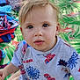 Raol a rejoint le concours — aidez-le/la à gagner de superbes lots ! bag, blanket, casual_clothing, child, curious, cute, eyes, face, flamingo_pattern, grass, green, nature, outdoor, sitting, snack, spiderman_shirt, sunlight, toddler, toy, tree_trunk