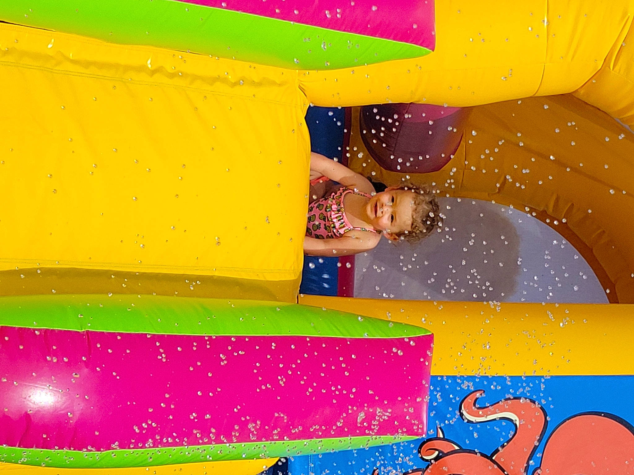 Margaux participe au concours pour gagner de l'argent avec cette photo : art, chute, electric_blue, event, font, fun, green, happy, joy, leisure, line, nonbuilding_structure, paint, pattern, person, recreation, rectangle, red, smile, snapshot