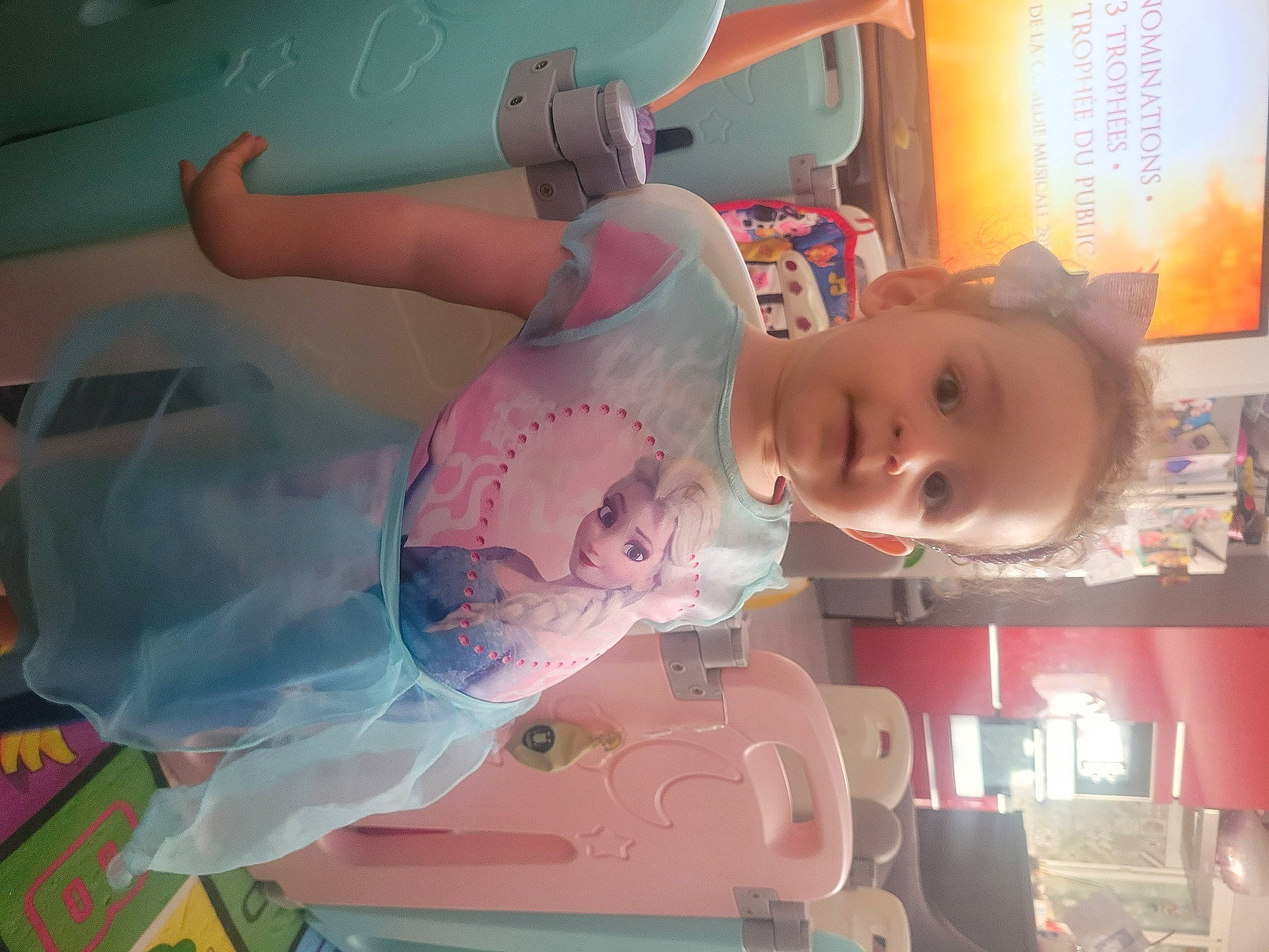 Margaux participe au concours pour gagner de l'argent avec cette photo : baby, baby_products, bathing, chest, child, event, fun, happy, mouth, person, pink, room, service, smile, toddler, toy