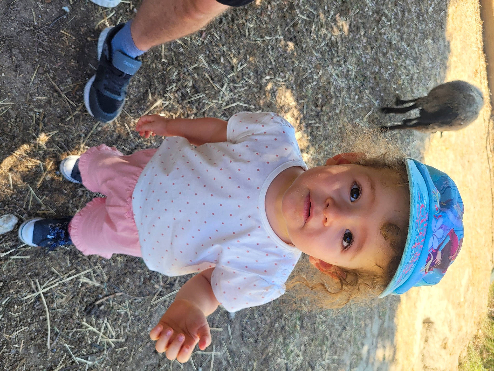 Margaux a rejoint le concours — aidez-le/la à gagner de superbes lots ! baby, baby_toddler_clothing, child, electric_blue, fun, grass, happy, human_leg, people_in_nature, person, photograph, smile, sock, soil, thumb, toddler, tree, walking_shoe, water