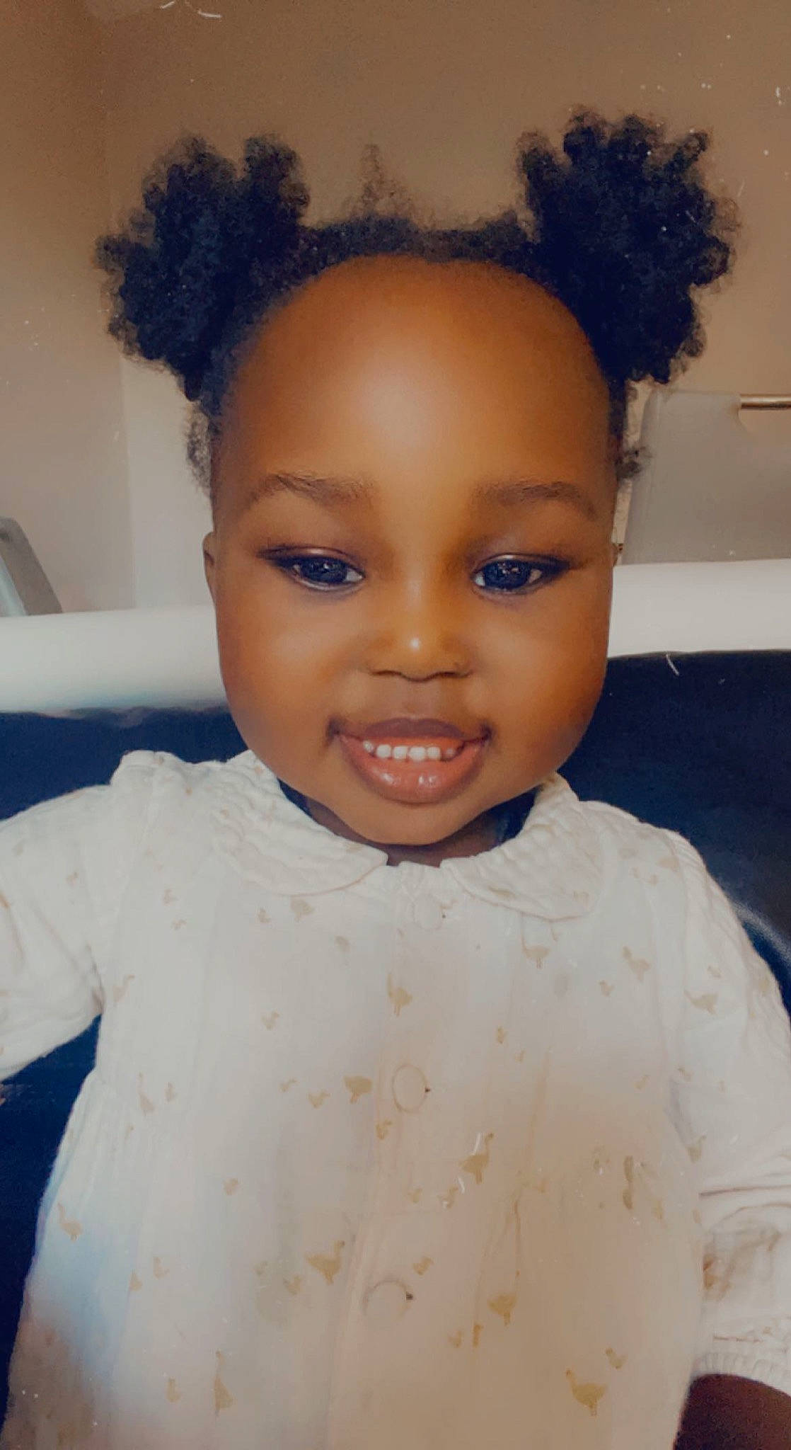 Mame participe au concours pour gagner de l'argent avec cette photo : afro, beauty, cheek, eyebrow, eyelash, flash_photography, forehead, fun, hair, hairstyle, happy, iris, joy, lip, nose, organ, people, person, skin, sleeve