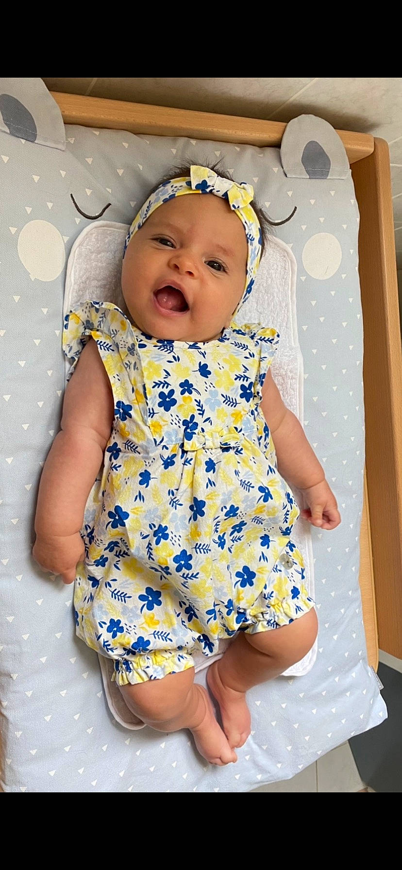 Louise a rejoint le concours — aidez-le/la à gagner de superbes lots ! baby, baby_toddler_clothing, child, collar, day_dress, dress, electric_blue, facial_expression, happy, iris, one_piece_garment, organ, pattern, person, pink, purple, skin, sleeve, standing, textile