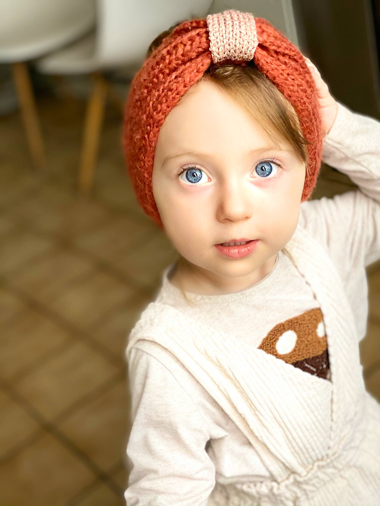 Léna a rejoint le concours — aidez-le/la à gagner de superbes lots ! art, baby_toddler_clothing, brown_hair, cap, cheek, child, clothing, creative_arts, doll, eyelash, face, fur, head, headgear, knit_cap, lip, person, sleeve, toy, wool