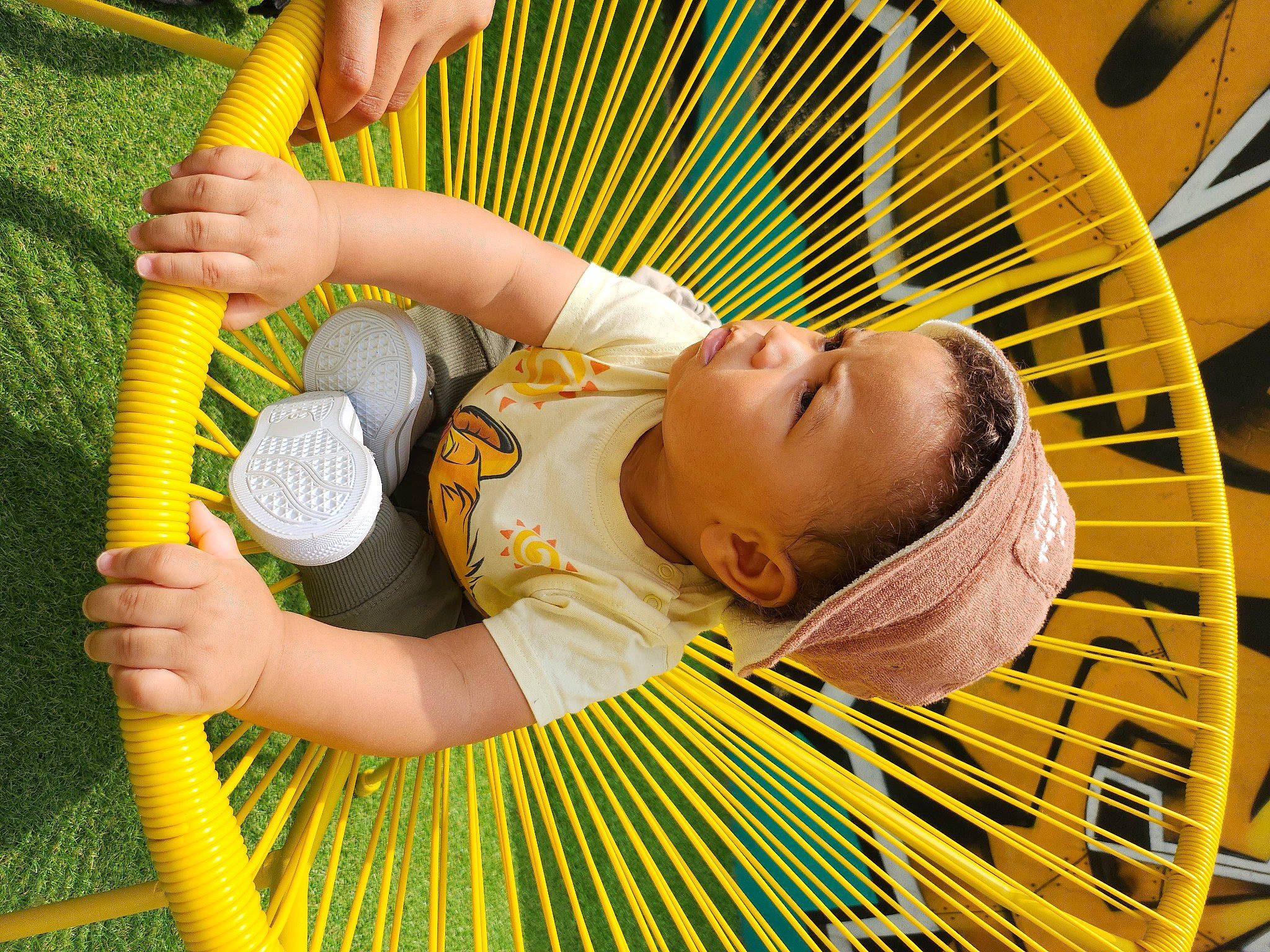 ëloyd a rejoint le concours — aidez-le/la à gagner de superbes lots ! baby, baby_products, baby_safety, basket, chair, child, comfort, facial_expression, fun, grass, green, hammock, hand, leisure, people_in_nature, person, play, product, skin, toddler