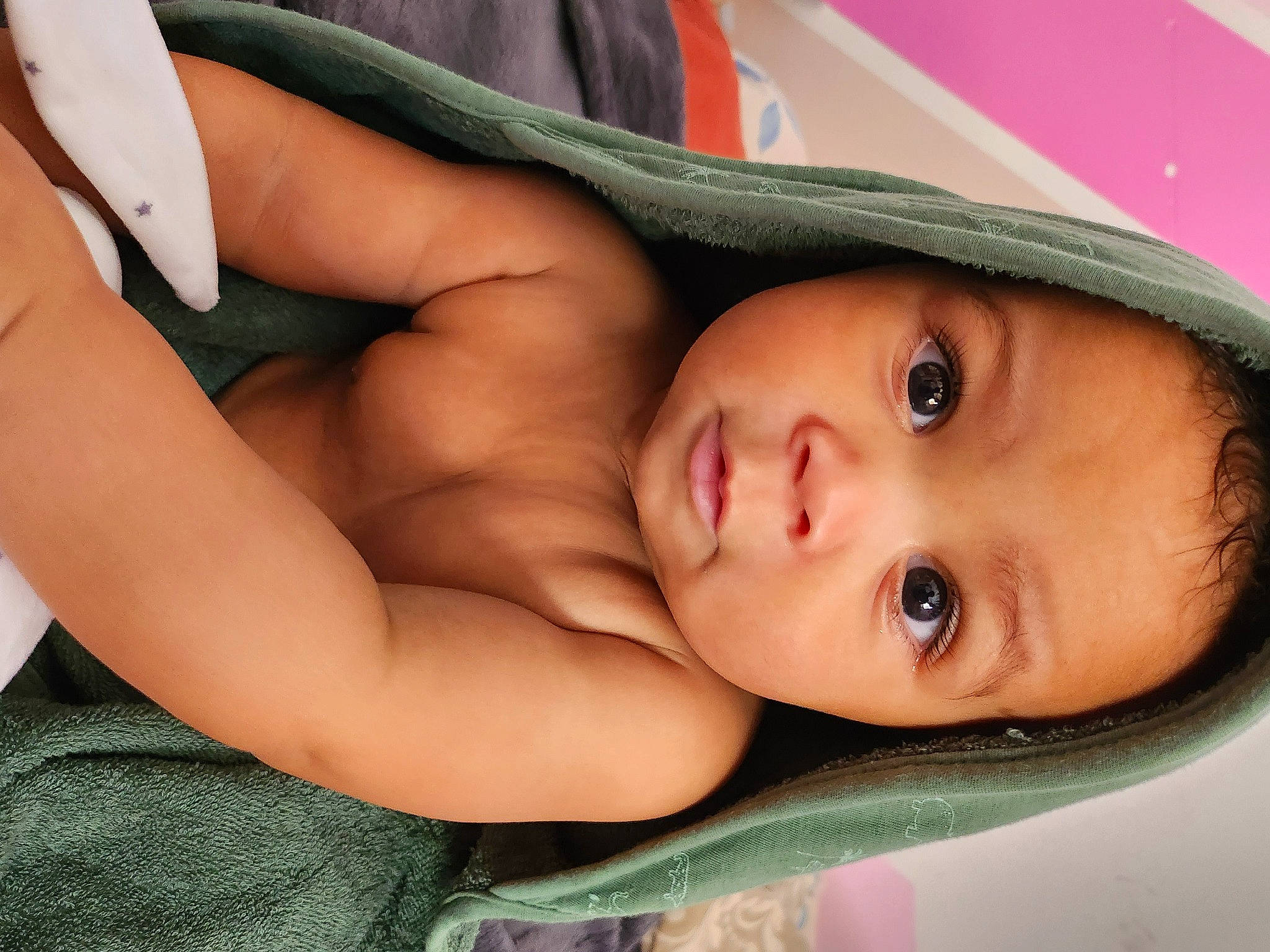 ëloyd a rejoint le concours — aidez-le/la à gagner de superbes lots ! abdomen, baby, barechested, blond, cap, cheek, chest, child, comfort, eyelash, fashion_accessory, hat, headgear, human_body, lip, mouth, nose, person, skin, surprise