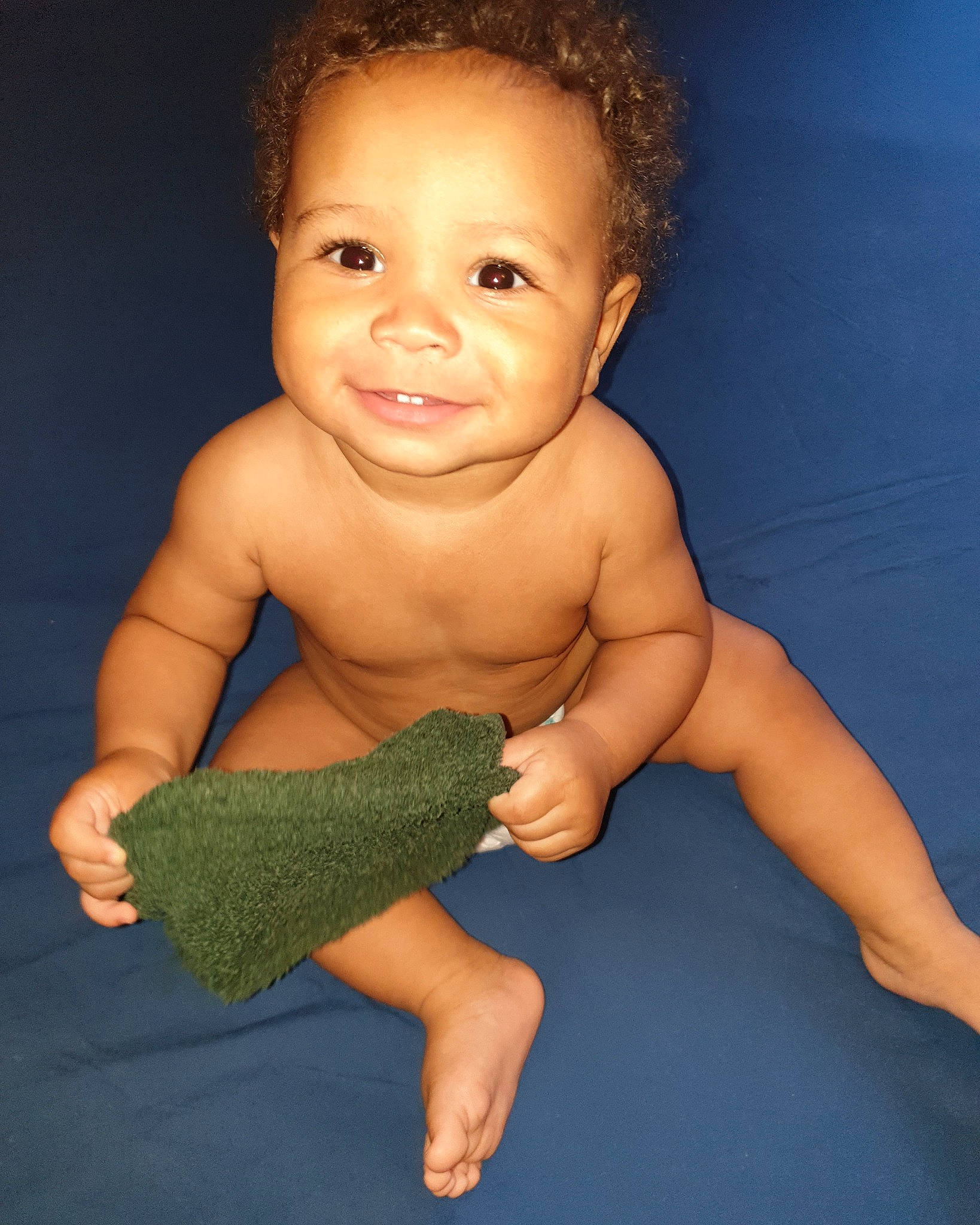 ëloyd a rejoint le concours — aidez-le/la à gagner de superbes lots ! arm, baby, baby_bathing, baby_toddler_clothing, cheek, chest, eye, flash_photography, gesture, hair, hand, happy, head, human_body, joy, nose, person, skin, smile, stomach