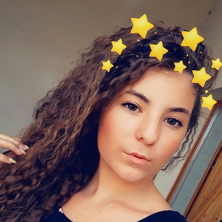 Clara a rejoint le concours — aidez-le/la à gagner de superbes lots ! beauty, black_hair, brown_hair, chin, crown, face, fashion_accessory, forehead, hair, hair_accessory, hairstyle, head, headband, headgear, headpiece, lip, long_hair, person, photography, selfie