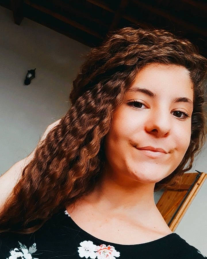 Clara participe au concours pour gagner de l'argent avec cette photo : beauty, black_hair, braid, brown_hair, chin, eyebrow, face, fashion_accessory, forehead, hair, hair_coloring, hairstyle, joy, lady, lip, long_hair, makeover, neck, person, ringlet