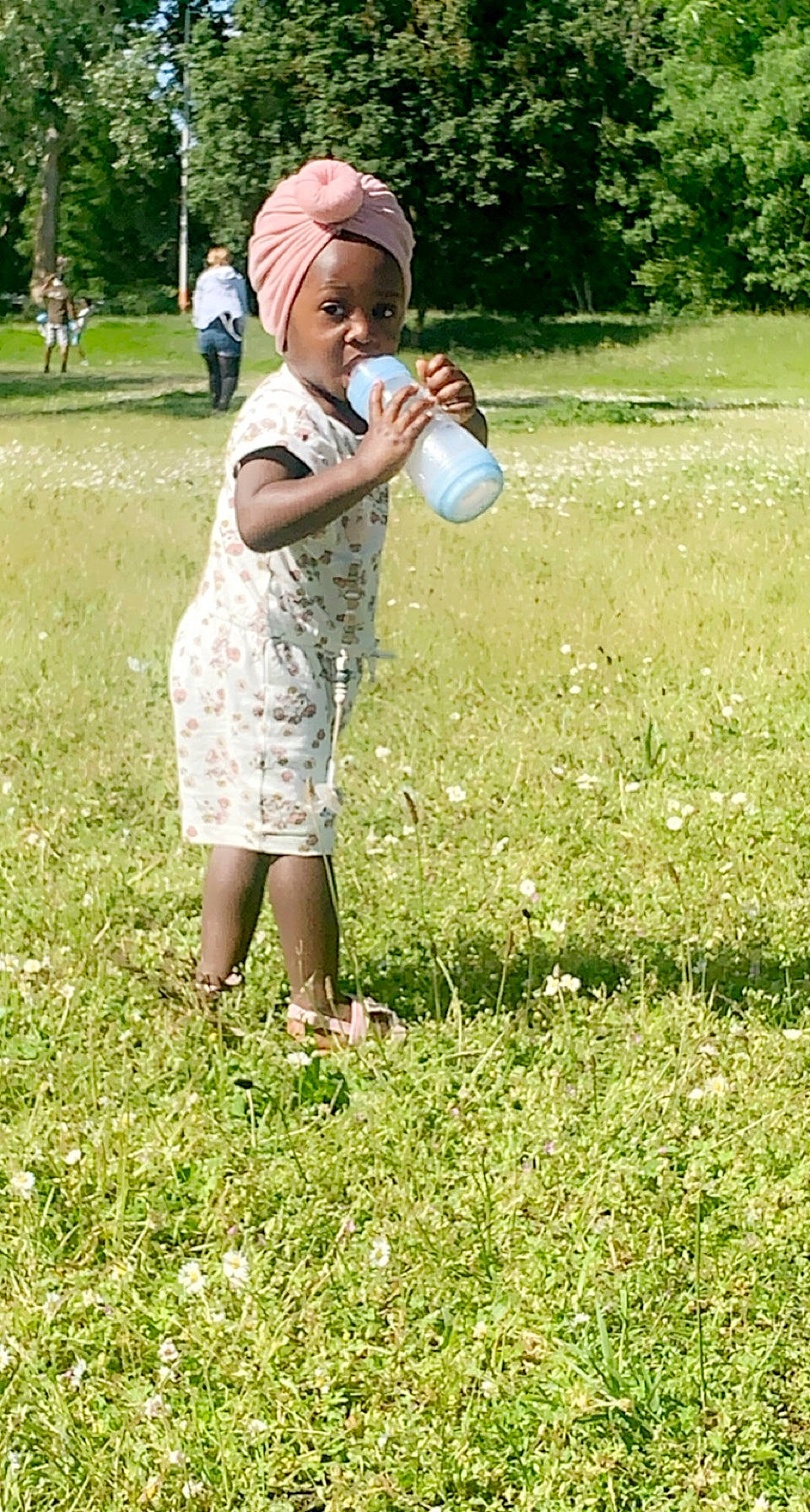 Amina participe au concours pour gagner de l'argent avec cette photo : baseball_bat, cap, child, flower, fun, grass, grass_family, grassland, green, groundcover, happy, hat, leisure, meadow, people_in_nature, person, plant, recreation, summer, toddler