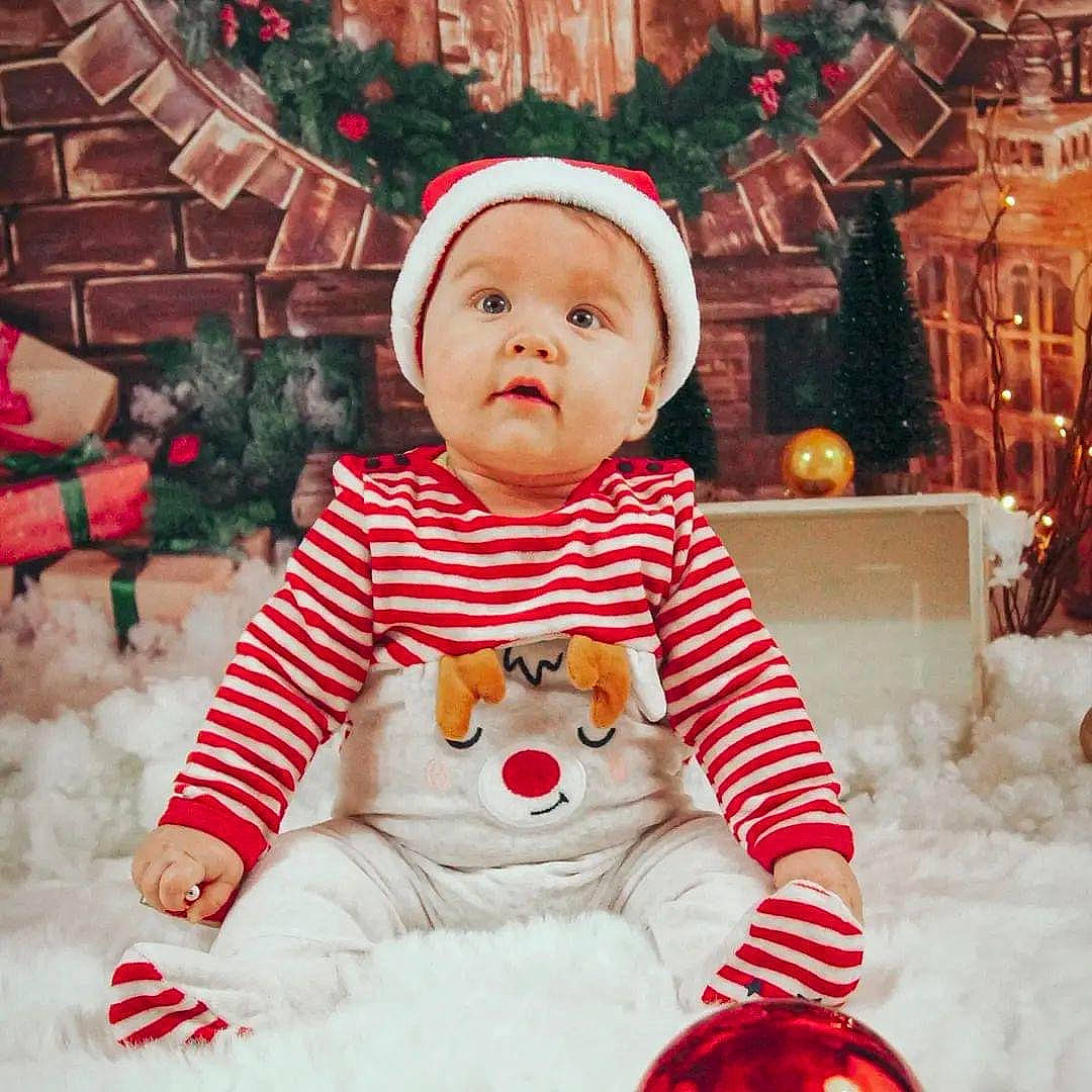 Maël a rejoint le concours — aidez-le/la à gagner de superbes lots ! baby, baby_toddler_clothing, child, christmas, christmas_decoration, christmas_ornament, comfort, event, happy, head, headwear, holiday, lap, person, red, sleeve, snapshot, snow, standing, toddler