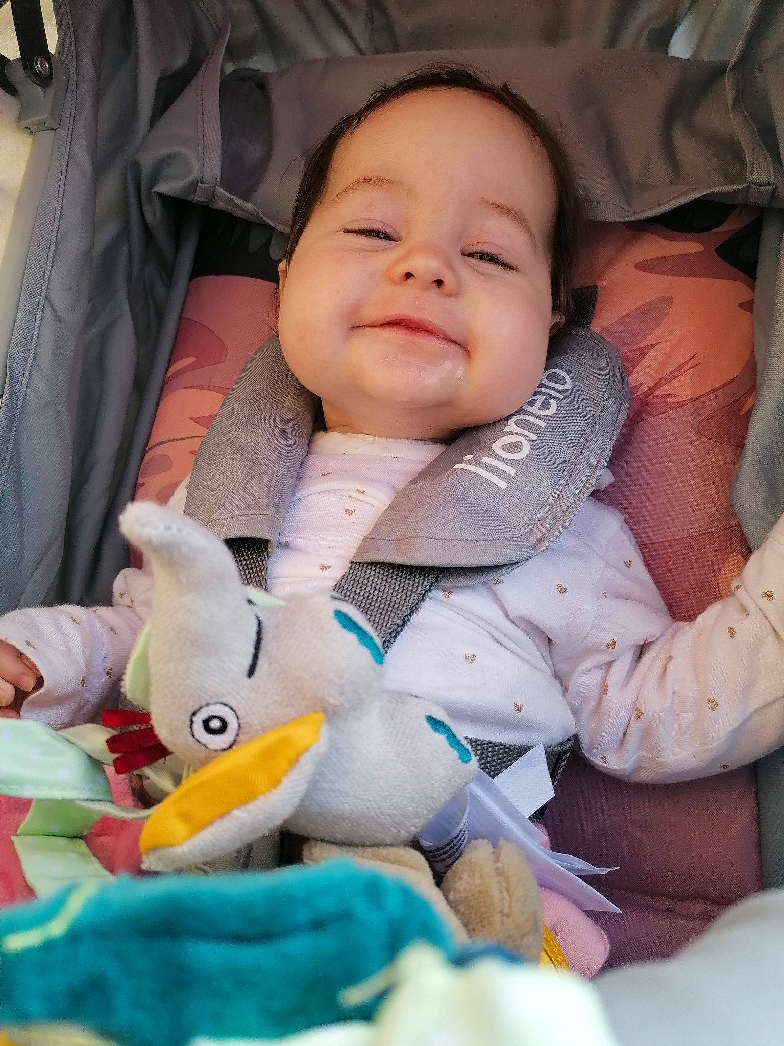 Milana a rejoint le concours — aidez-le/la à gagner de superbes lots ! baby, baby_carriage, baby_in_car_seat, baby_products, baby_toddler_clothing, cheek, child, comfort, fun, happy, iris, mammal, mouth, person, pink, product, skin, smile, textile, toddler