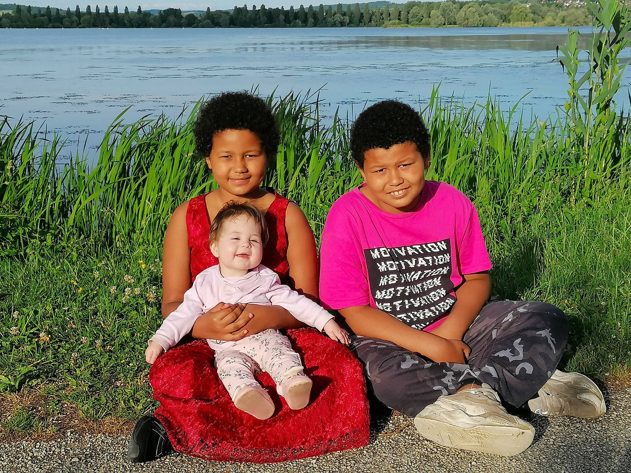 Milana participe au concours pour gagner de l'argent avec cette photo : baby, child, event, fun, grass, grassland, happy, joy, lake, landscape, leisure, mammal, natural_landscape, people_in_nature, person, plant, sitting, smile, t_shirt, toddler