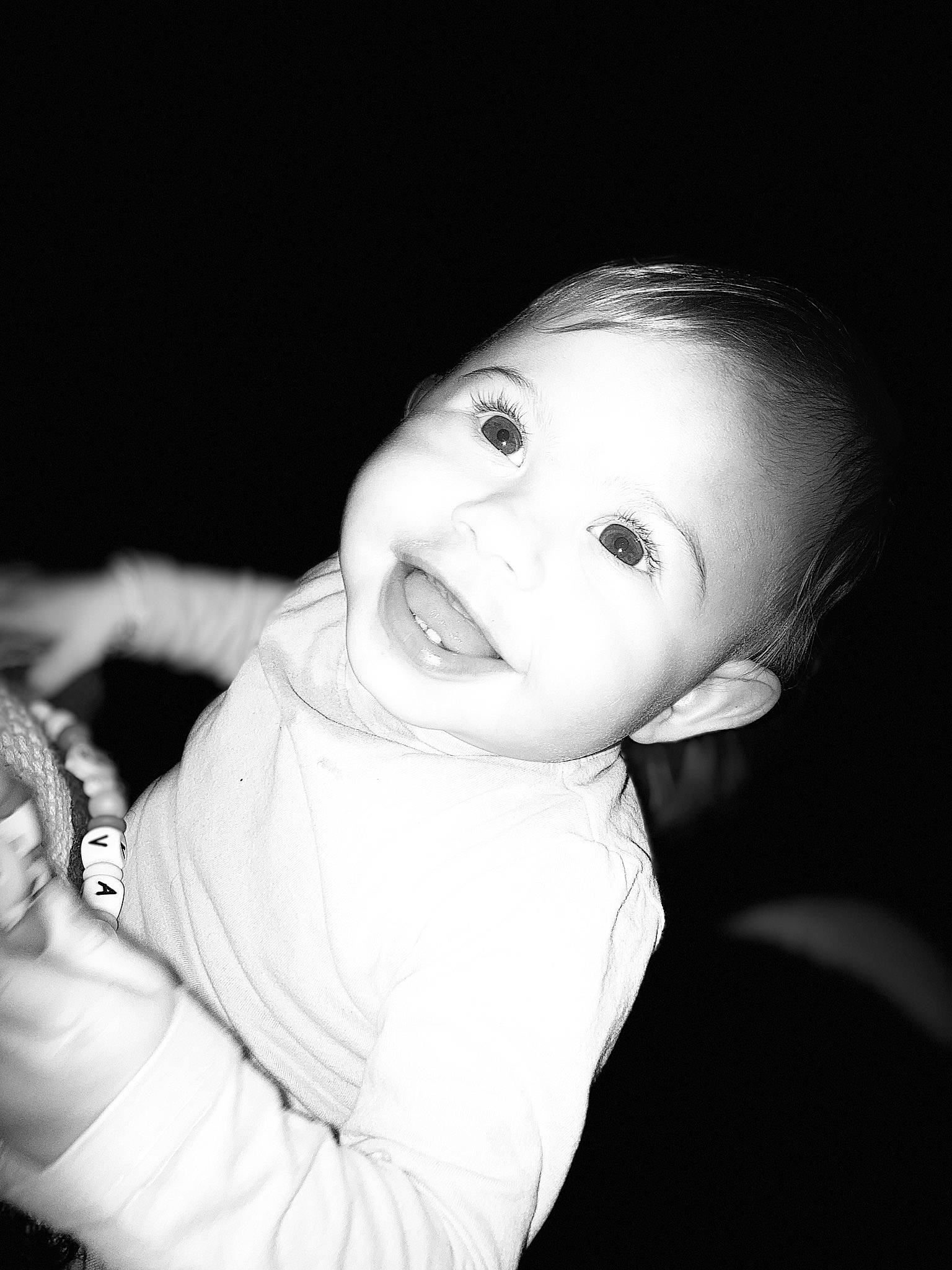 Valentine a rejoint le concours — aidez-le/la à gagner de superbes lots ! arm, baby, baby_toddler_clothing, black, black_and_white, cheek, eyelash, flash_photography, fun, gesture, hand, happy, iris, joy, lip, mouth, nose, person, skin, sleeve