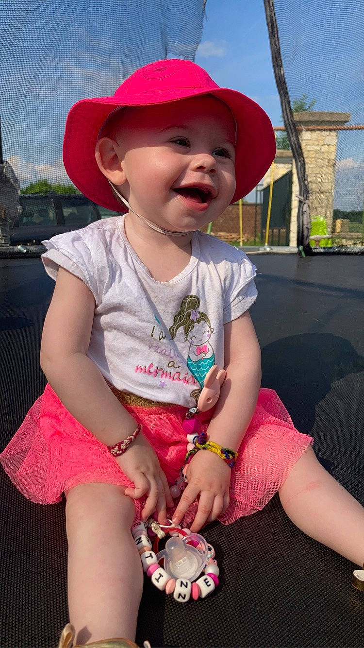 Valentine a rejoint le concours — aidez-le/la à gagner de superbes lots ! baby_toddler_clothing, baseball_cap, cap, cool, grass, happy, hat, headgear, headwear, leisure, lip, mouth, person, photograph, pink, public_space, red, shorts, skin, sky