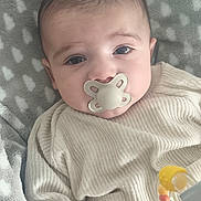 Lissandro a rejoint le concours — aidez-le/la à gagner de superbes lots ! baby, pacifier, blanket, rattle, sweater, infant, child, soft_texture, hand, face, indoor, comfort, cute, chicco, closeup, lying_down, peaceful, young, cozy, toy