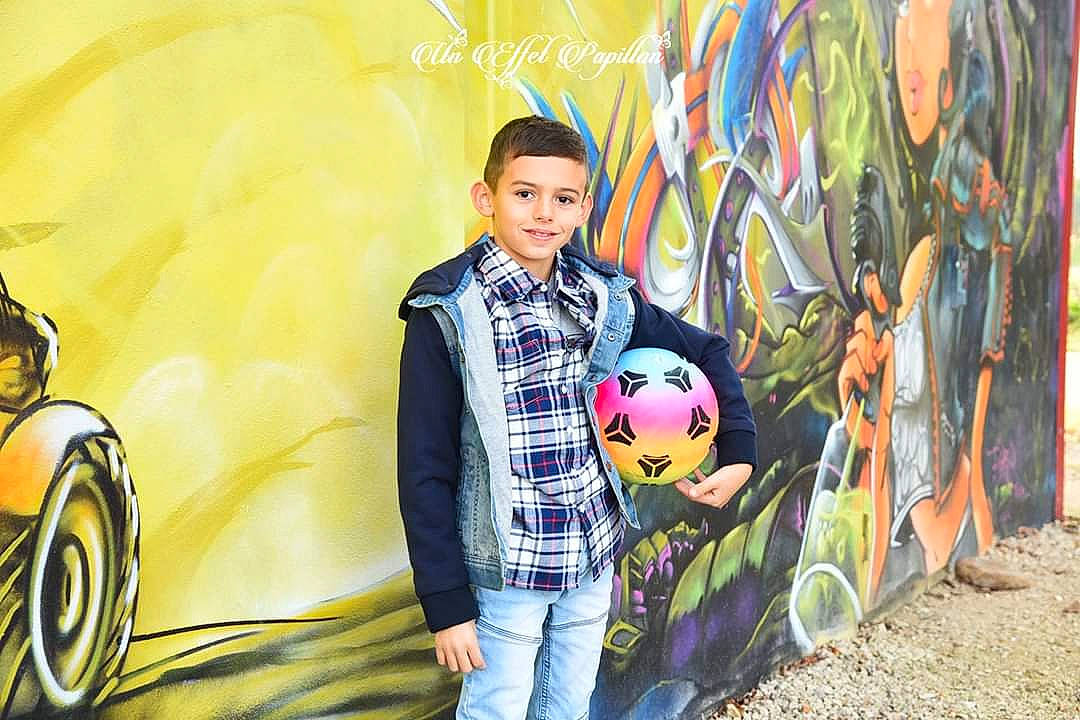 Alexy a rejoint le concours — aidez-le/la à gagner de superbes lots ! art, boy, child, cool, facial_expression, fun, girl, happiness, joy, male, painting, person, photography, product, smile, yellow