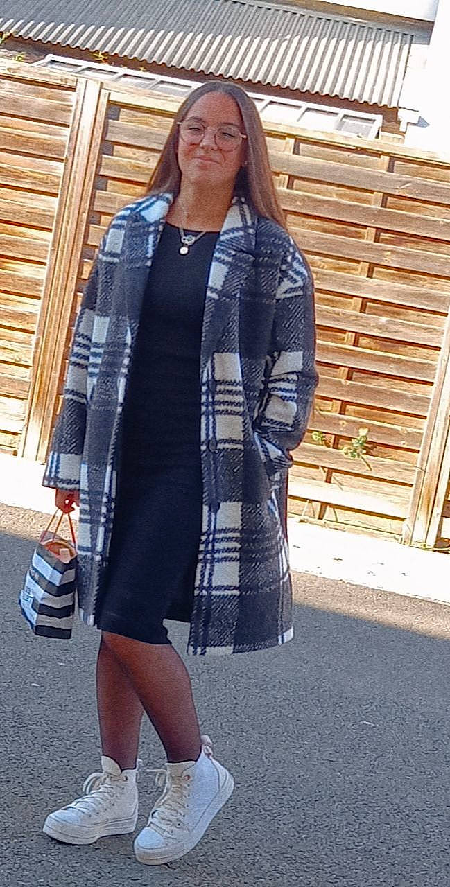 Nermine participe au concours pour gagner de l'argent avec cette photo : blazer, collar, denim, dress, eyewear, fashion_design, hat, knee, leather_jacket, neck, outerwear, overcoat, person, plaid, shoulder, sleeve, street_fashion, style, tartan, thigh