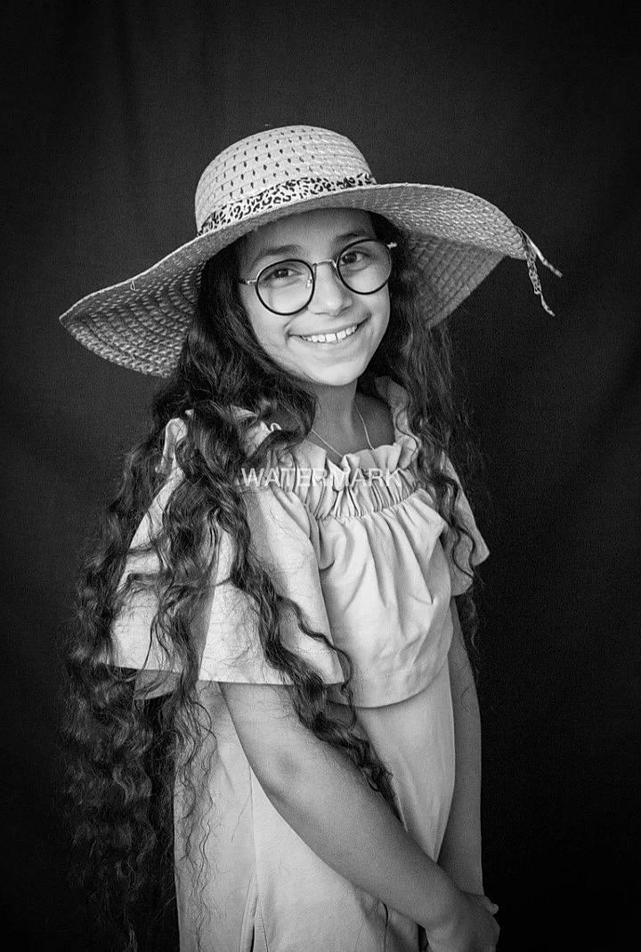 Aissil participe au concours pour gagner de l'argent avec cette photo : black_and_white, costume_hat, cowboy_hat, eyewear, fashion_design, flash_photography, gesture, happy, hat, headgear, headwear, human_body, joy, lip, monochrome, monochrome_photography, person, smile, street_fashion, style