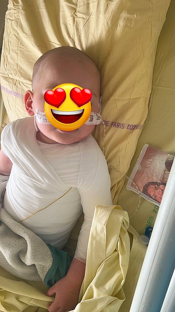 Maylone a rejoint le concours — aidez-le/la à gagner de superbes lots ! carmine, chest, child, comfort, costume, eyewear, fictional_character, fun, goggles, happy, junk_food, linens, person, personal_protective_equipment, room, selfie, sunglasses, t_shirt, textile, toy