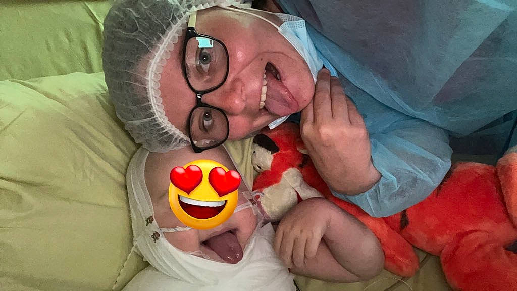 Maylone participe au concours pour gagner de l'argent avec cette photo : child, citrus, comfort, eyewear, finger, flesh, fruit, fun, gesture, happy, headwear, linens, lip, mouth, nail, nose, orange, person, room, smile