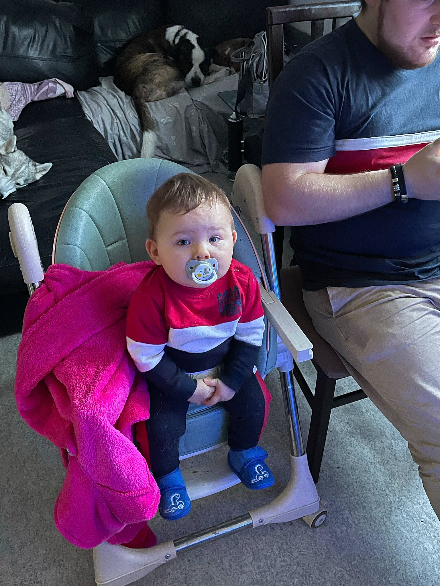 Maylone a rejoint le concours — aidez-le/la à gagner de superbes lots ! baby, baby_carriage, baby_products, chair, child, comfort, electric_blue, event, fun, hairstyle, interaction, lap, leisure, mammal, person, recreation, sitting, sneakers, thigh, toddler