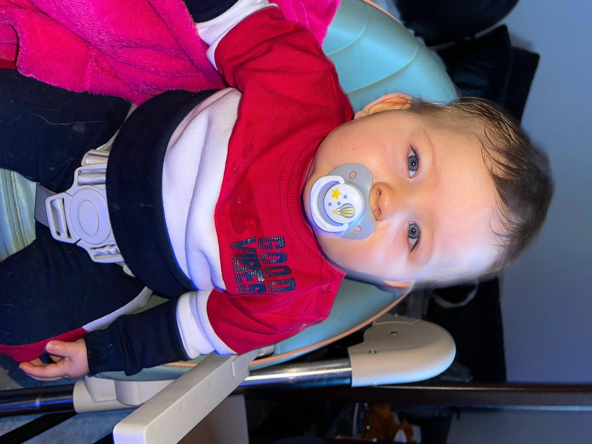 Maylone participe au concours pour gagner de l'argent avec cette photo : baby, baby_products, baby_toddler_clothing, carmine, cheek, child, comfort, electric_blue, fun, headgear, mouth, person, sitting, toddler