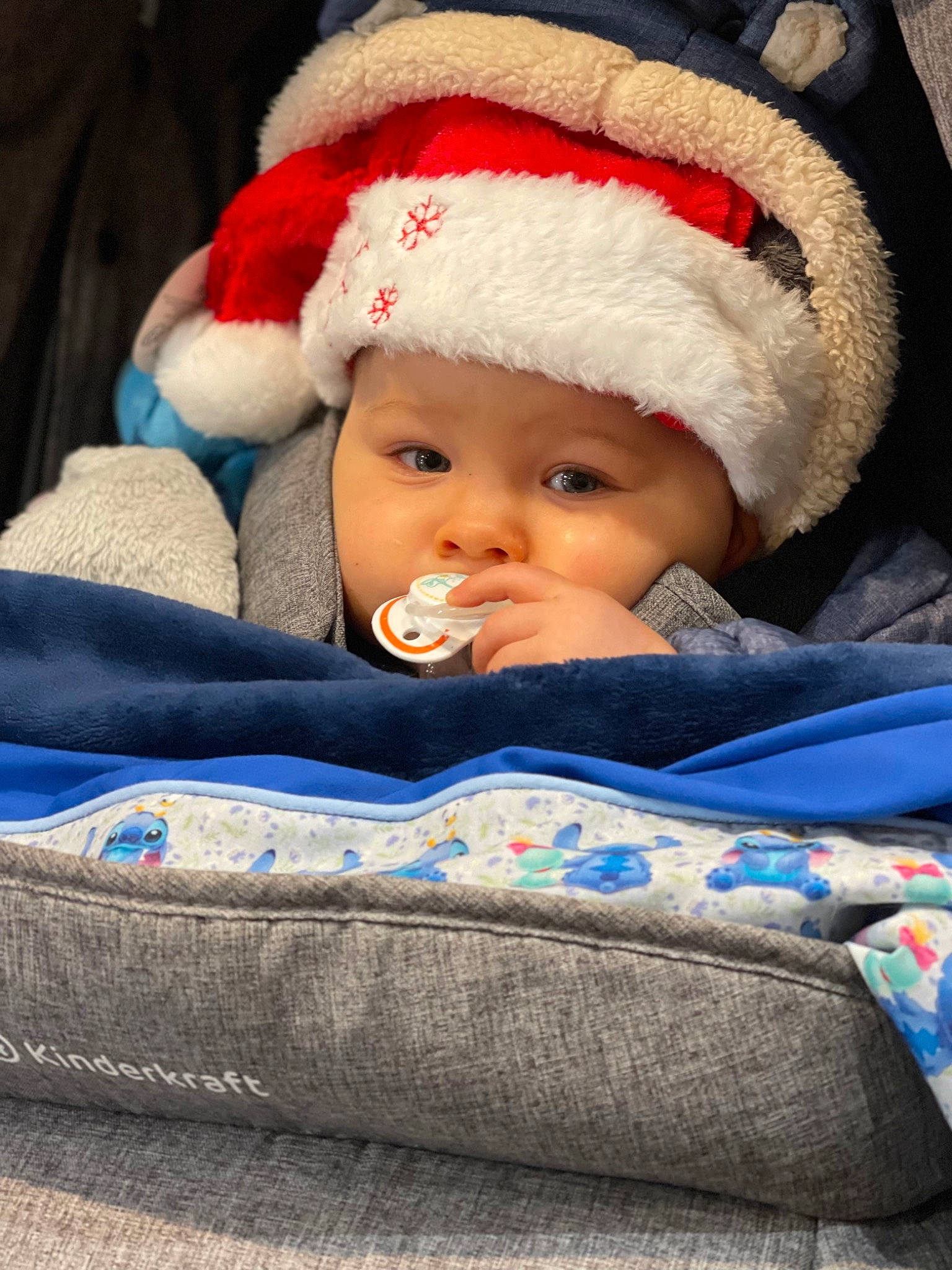 Maylone a rejoint le concours — aidez-le/la à gagner de superbes lots ! baby, baby_carriage, baby_products, baby_sleeping, baby_toddler_clothing, cap, cheek, child, comfort, costume_hat, eye, fur_clothing, headgear, headwear, knit_cap, linens, person, santa_claus, textile, toddler