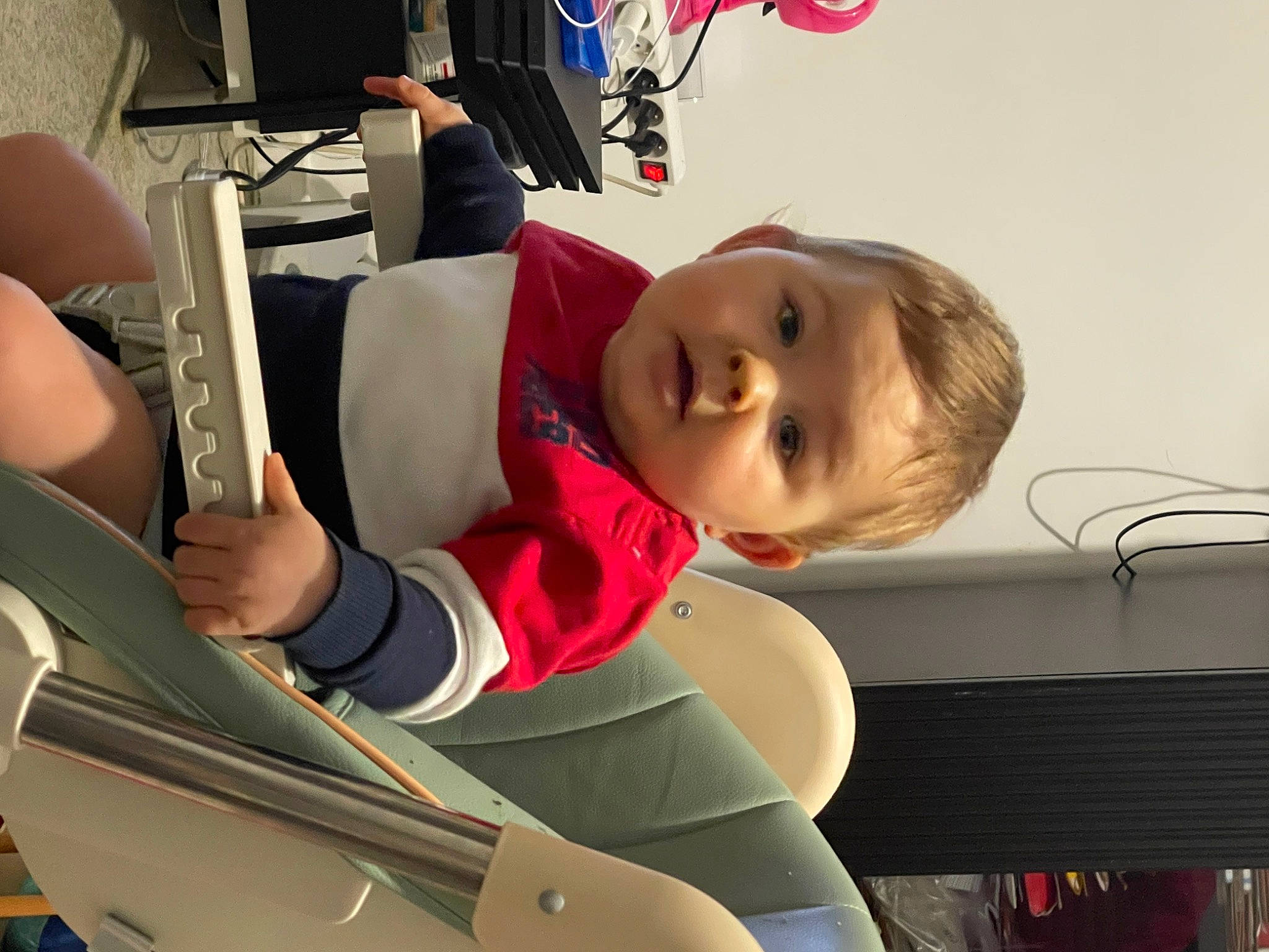 Maylone participe au concours pour gagner de l'argent avec cette photo : audio_equipment, auto_part, automotive_design, automotive_exterior, automotive_window_part, baby, baby_carriage, baby_products, bumper, car_seat, child, family_car, hood, luxury_vehicle, motor_vehicle, person, personal_protective_equipment, steering_wheel, toddler, vehicle_door