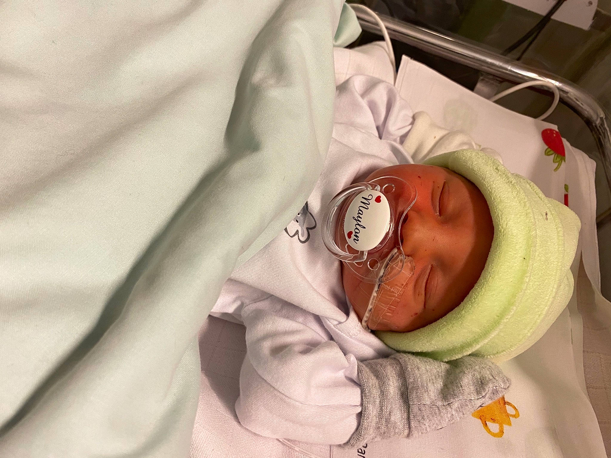 Maylone participe au concours pour gagner de l'argent avec cette photo : baby, baby_products, baby_safety, baby_sleeping, baby_toddler_clothing, birth, blanket, child, childbirth, comfort, headwear, linens, person, skin, toddler