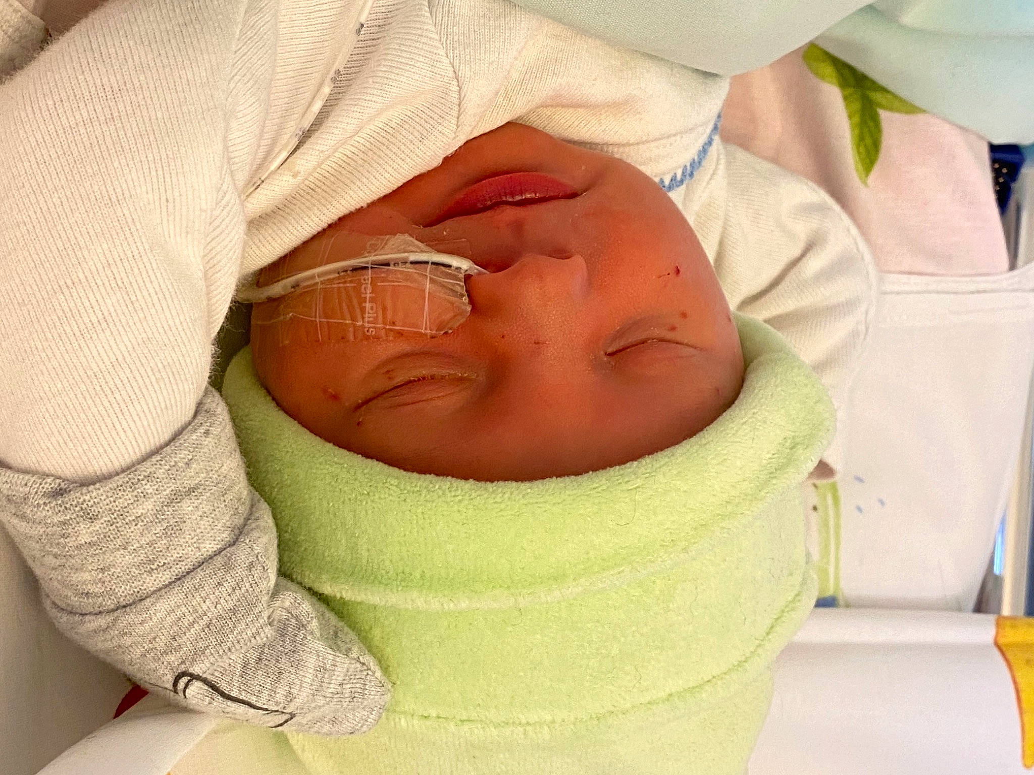 Maylone participe au concours pour gagner de l'argent avec cette photo : baby, baby_products, baby_sleeping, baby_toddler_clothing, balloon, birth, child, childbirth, comfort, headwear, health_care, hospital, medical, medical_procedure, patient, person, skin, sweater, toddler