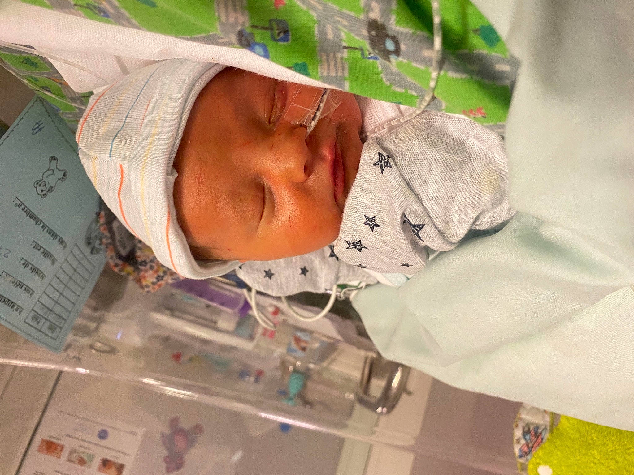 Maylone a rejoint le concours — aidez-le/la à gagner de superbes lots ! hat, headgear, headwear, paper, person, plastic, science