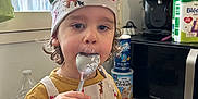 Ethan a rejoint le concours — aidez-le/la à gagner de superbes lots ! baby, bodypart, bowl, can, clothing, cream, cutlery, dessert, eating, finger, food, frozenyogurt, hand, hat, icecream, person, plate, sitting, spoon, tin
