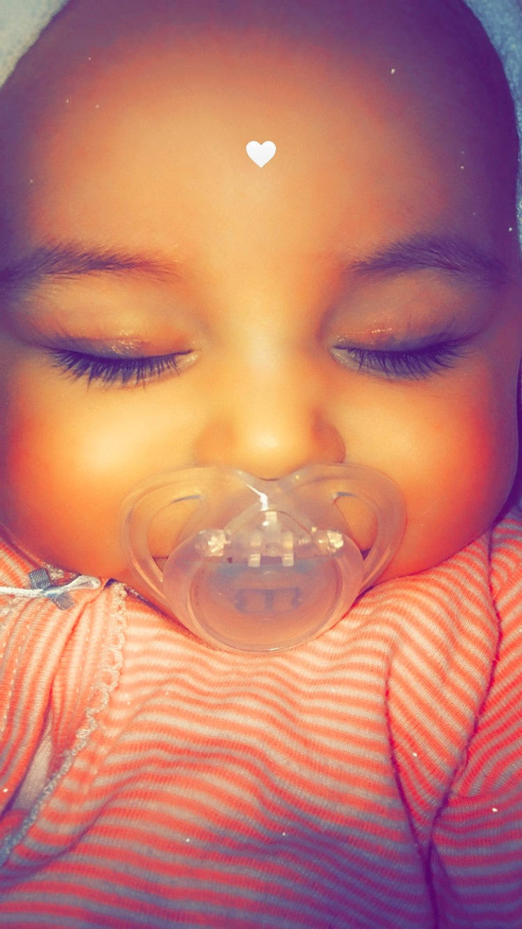 Evy a rejoint le concours — aidez-le/la à gagner de superbes lots ! baby, baby_toddler_clothing, cheek, child, chin, close_up, drinkware, eyebrow, eyelash, happy, human, iris, lip, liquid, mouth, neck, nose, orange, person, skin