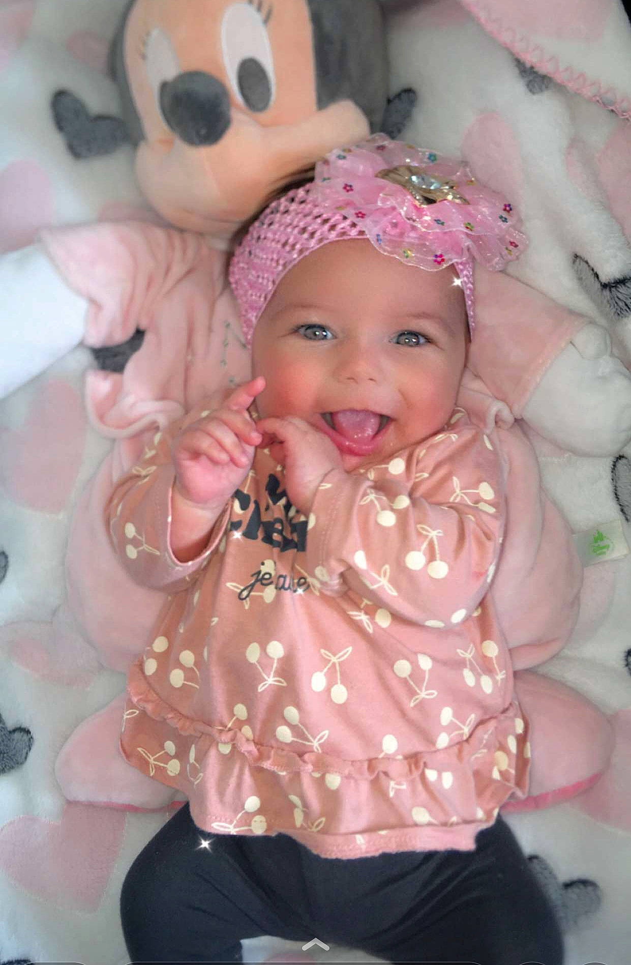 Evy participe au concours pour gagner de l'argent avec cette photo : baby, baby_toddler_clothing, cap, child, design, event, fashion_accessory, fun, happy, headgear, headwear, jewellery, magenta, party_supply, person, pink, skin, smile, sugar_cake, sweetness