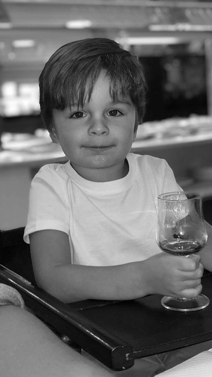 Noah participe au concours pour gagner de l'argent avec cette photo : barware, black, black_and_white, child, drinkware, finger, flash_photography, happy, human, monochrome, monochrome_photography, people, person, shirt, standing, stemware, style, t_shirt, tableware, toddler