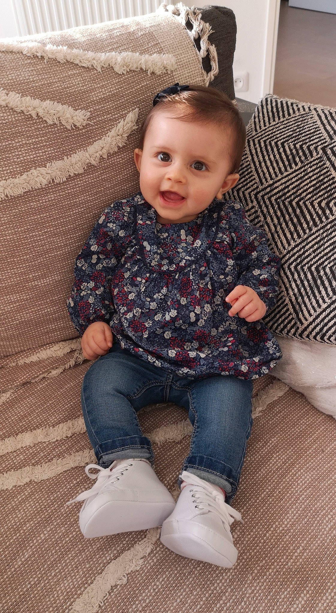 Elaïs a rejoint le concours — aidez-le/la à gagner de superbes lots ! baby_toddler_clothing, cheek, comfort, cool, face, finger, flooring, head, iris, leg, outerwear, person, skin, sleeve, smile, sock, standing, textile, thigh, toddler