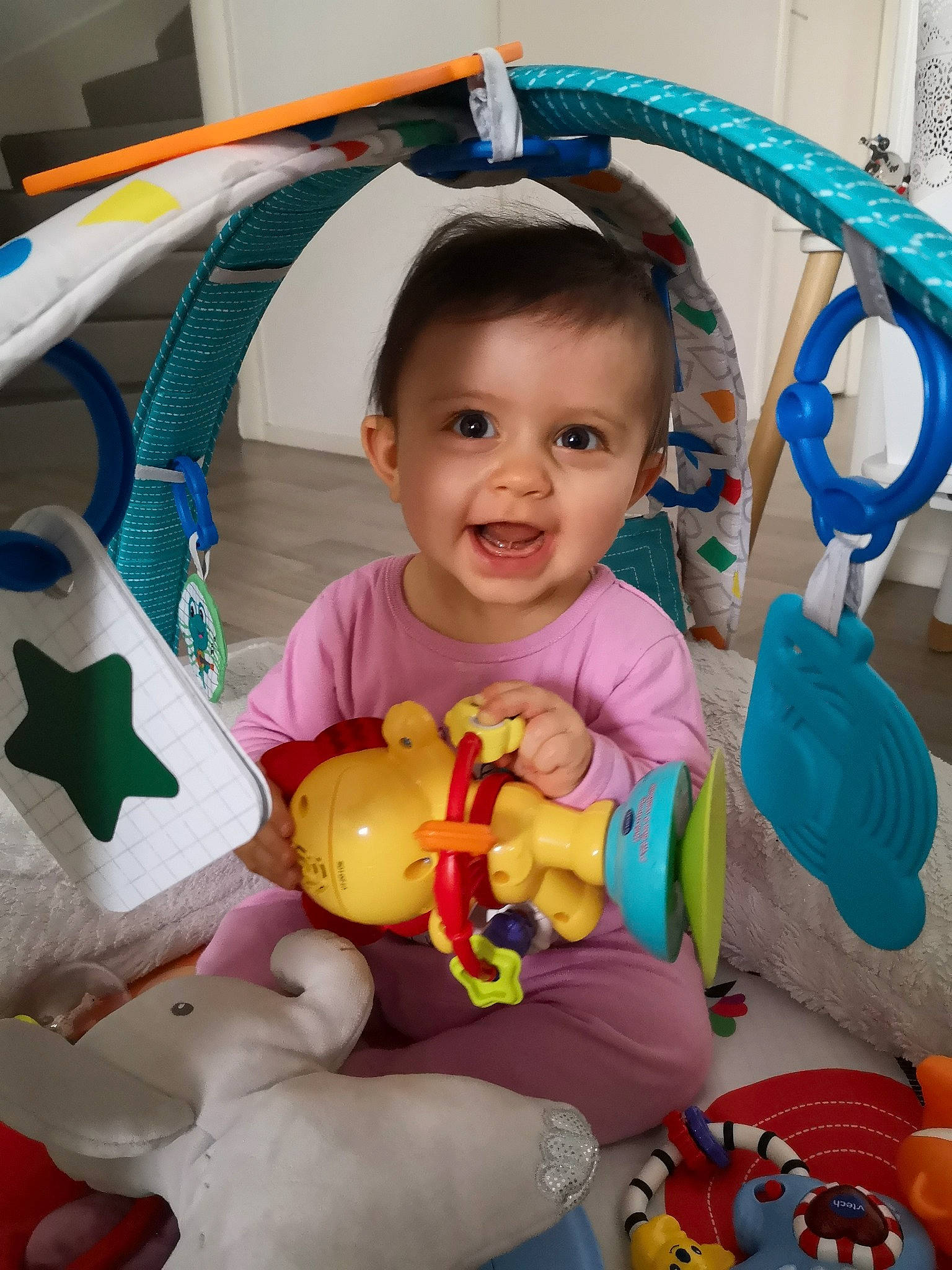 Elaïs a rejoint le concours — aidez-le/la à gagner de superbes lots ! baby, baby_products, baby_toddler_clothing, blue, cheek, child, eye, fun, happy, head, iris, person, product, skin, smile, stuffed_toy, textile, toddler, toy, white